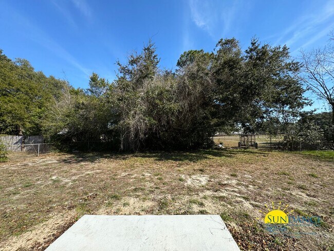 Building Photo - 3 Bedroom with Bonus living room!