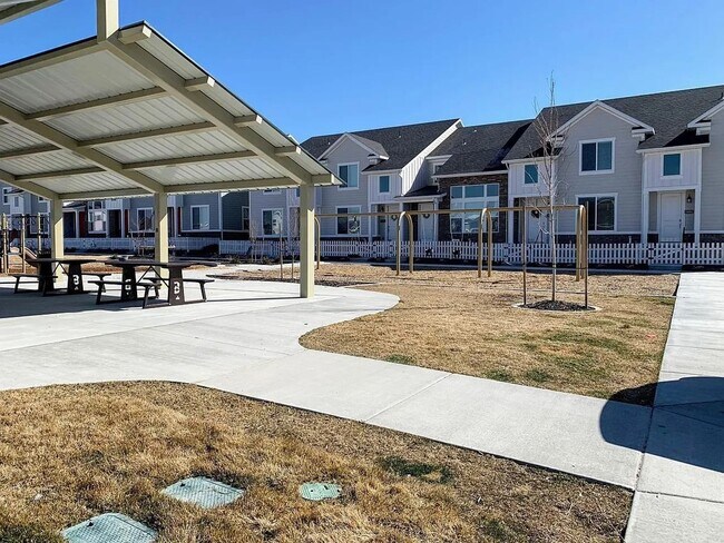 Building Photo - August free! 3 Bed/3.5 Bath Town Home for Rent in Bluffdale!