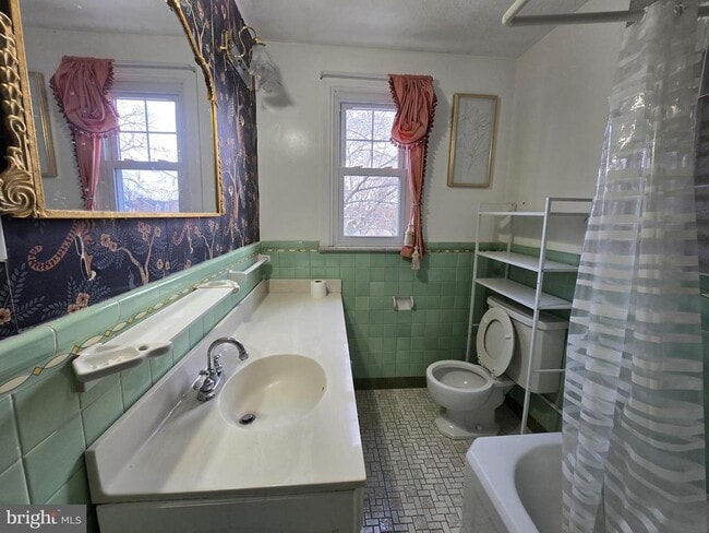 Building Photo - 831 Fanshawe St