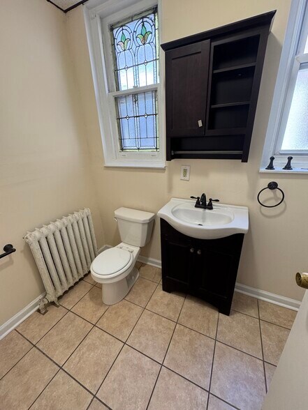 Full Bathroom - 4320 Walnut St