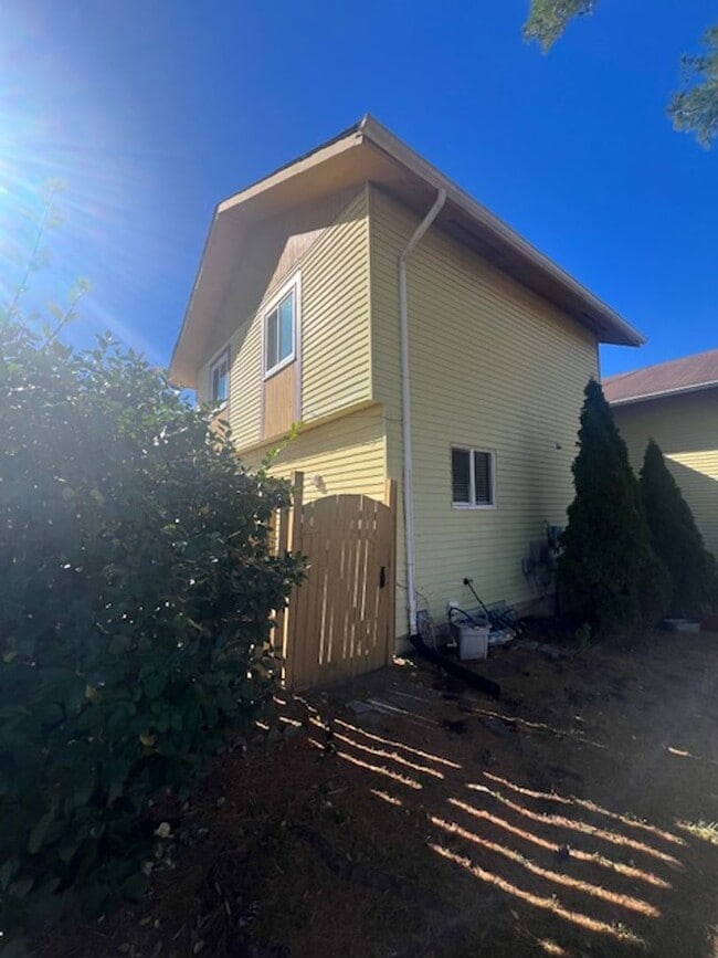 Building Photo - NICE WELL MAINTAINED TOWNHOME