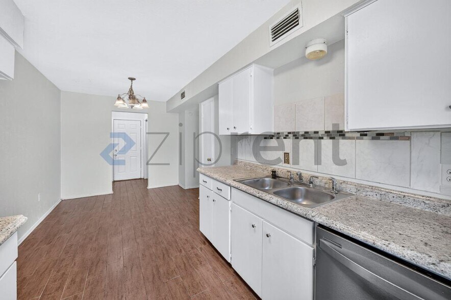 Building Photo - Unit