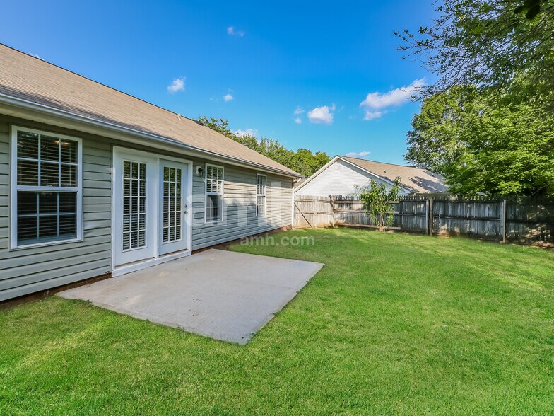 Building Photo - 100 Kingfisher Dr