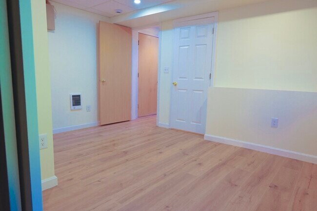 Building Photo - 145 Captain Eames Cir