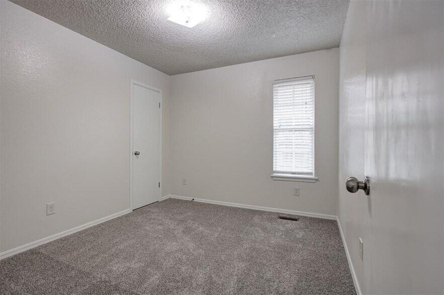 Building Photo - 9021 N Rockwell Dr