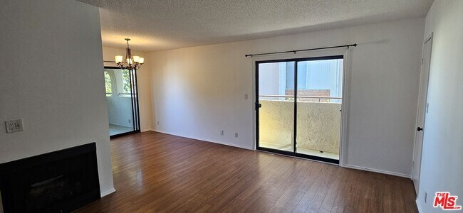 Building Photo - 2349 S Bentley Ave