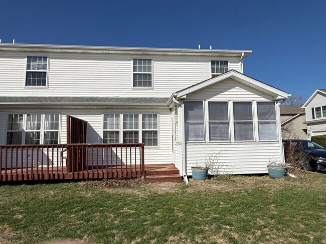 Building Photo - Beautifully decorated 3BR townhouse in Bloomington