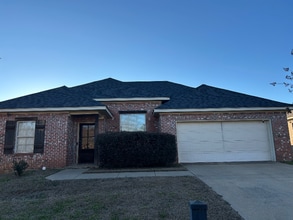 Building Photo - 303 Silver Tree Ln