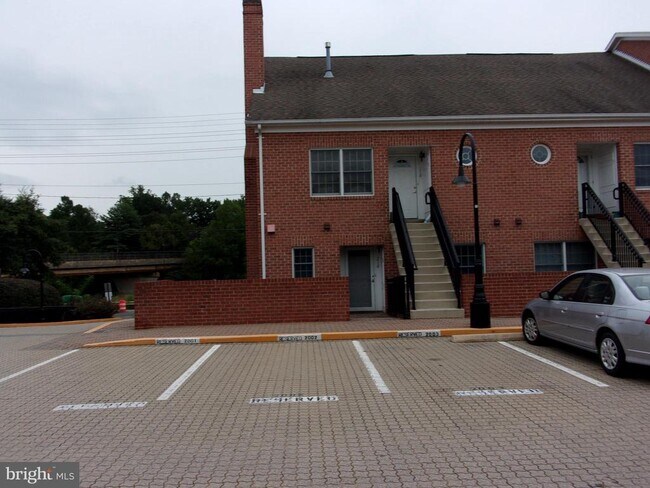 Building Photo - 6916 Fairfax Dr