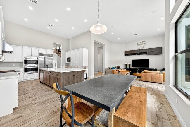 Building Photo - 2600 NW 69th St