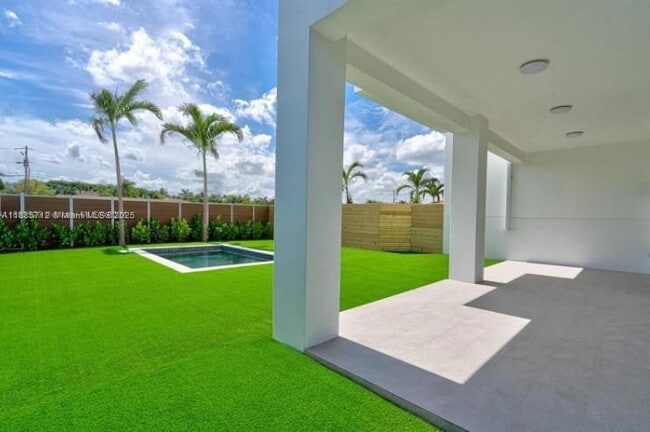 Building Photo - 3900 SW 137th Ct