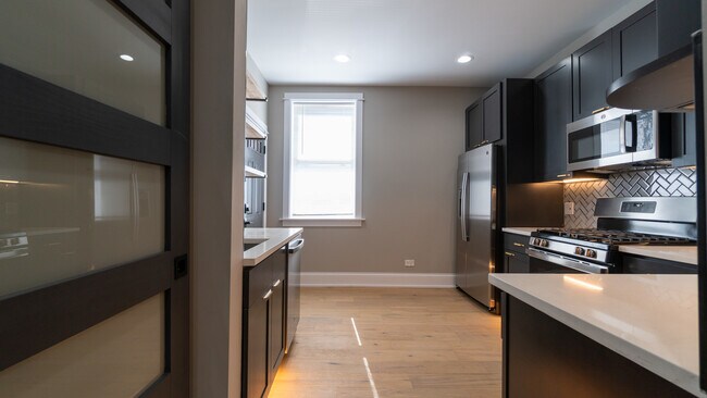 Building Photo - 5406 N Paulina St