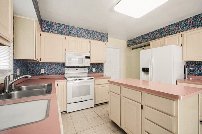 Building Photo - 456 Essex Dr