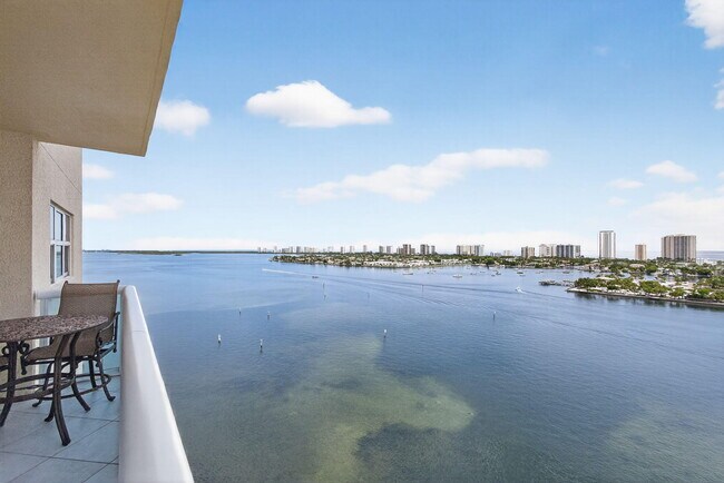 Building Photo - 2640 Lake Shore Dr
