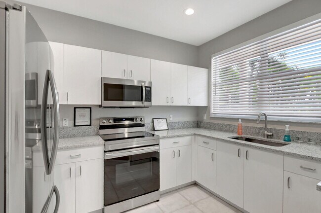 Building Photo - 5063 Ventura Dr