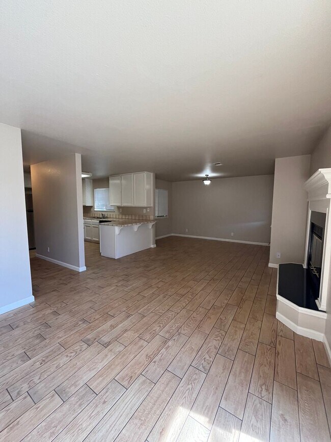 Building Photo - Available Now! Move-In Ready
