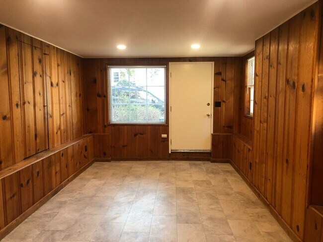 Building Photo - Fully Updated Studio ~Great Location near ...