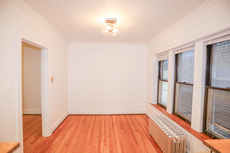 Building Photo - 2217 W Montrose Ave