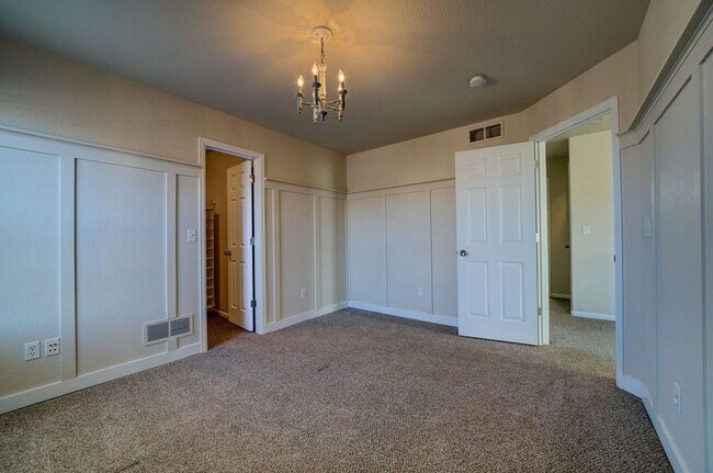 Building Photo - Beautiful 3 Bed 3 Bath Corner Lot Home!