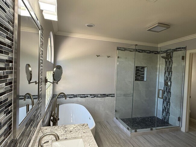 Building Photo - Beautiful Royal Highlands Home with stylish upgrades thoughhout!