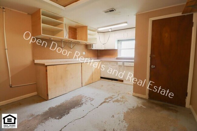 Building Photo - 6436 Midfield Dr