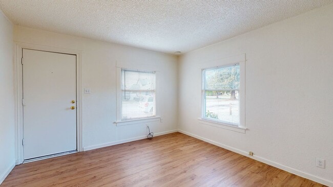 Building Photo - Charming Two Bedroom In the Heart of Downtown Kent !