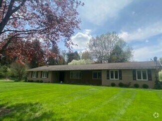 Building Photo - 5 bed / 3.5 bath Ranch House