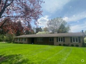 Building Photo - 5 bed / 3.5 bath Ranch House