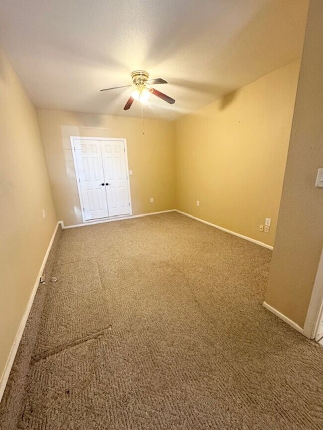 Building Photo - Country Living! 4 Bed 2 Bath Ready to Rent...