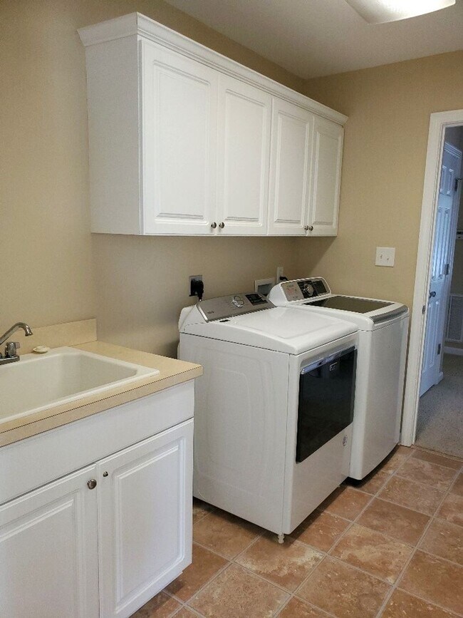 Building Photo - You have to see this beauty!