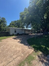 Building Photo - 425 3rd St