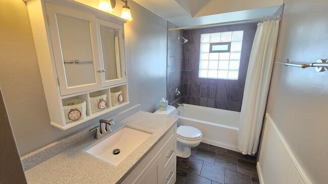 Building Photo - 11325 W Center St