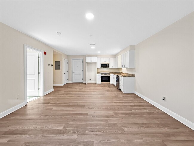 Building Photo - 10 Franklin Ave