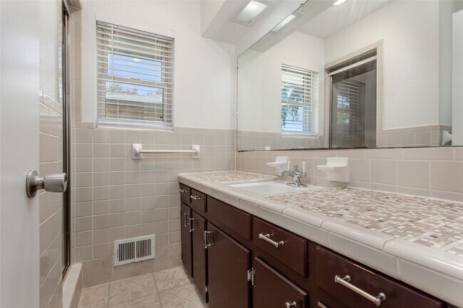 Building Photo - 7475 Brentcove Cir