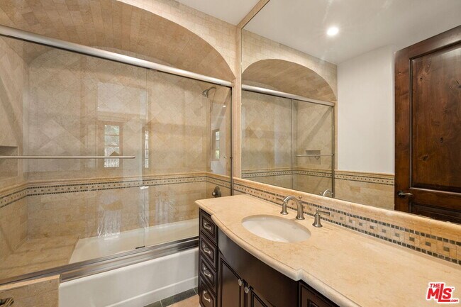 Building Photo - 823 Yale St