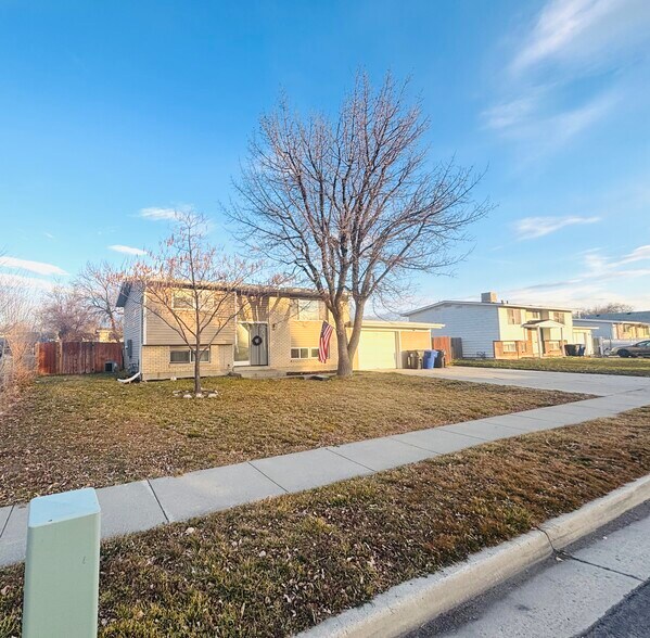 Front Yard - 4459 S Butterfield St