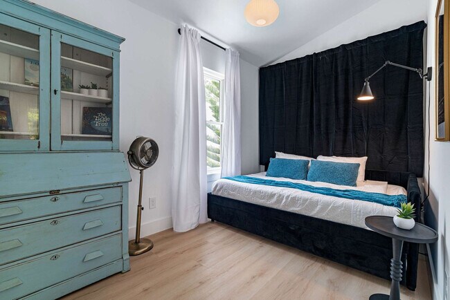 Building Photo - 30 W Castillo Dr