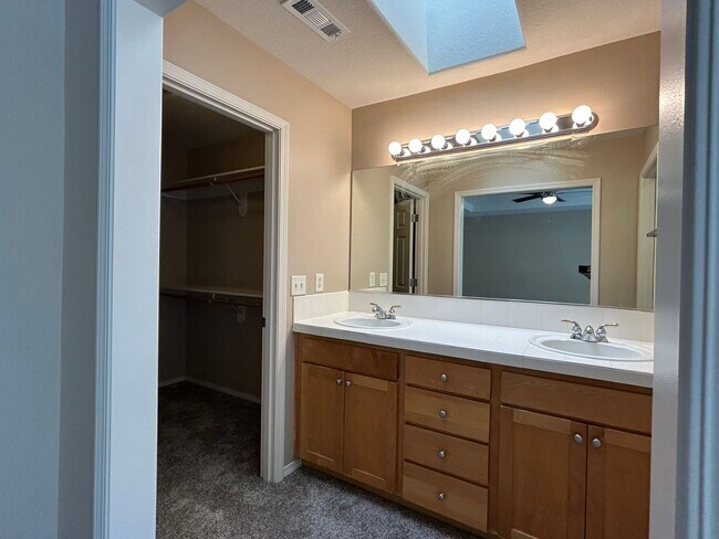 Building Photo - Gorgeous 4 Bed, 2.5 Bath House!