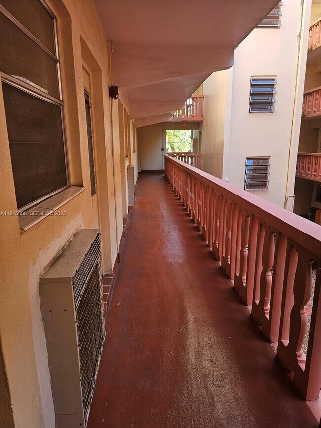 Building Photo - 215 SE 3rd Ave