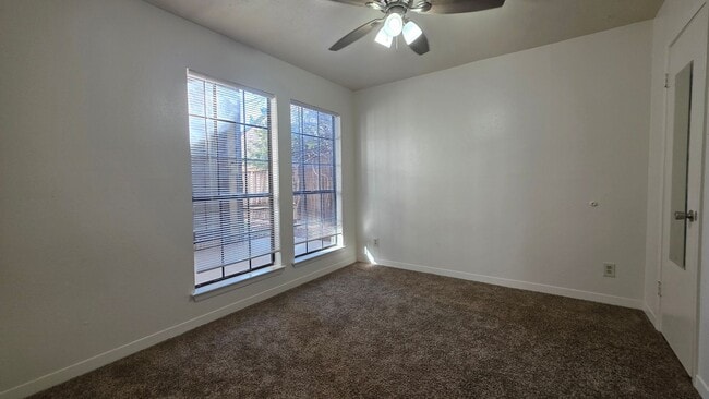 Building Photo - Comfortable 3 bedroom, 2 bath townhome AVA...