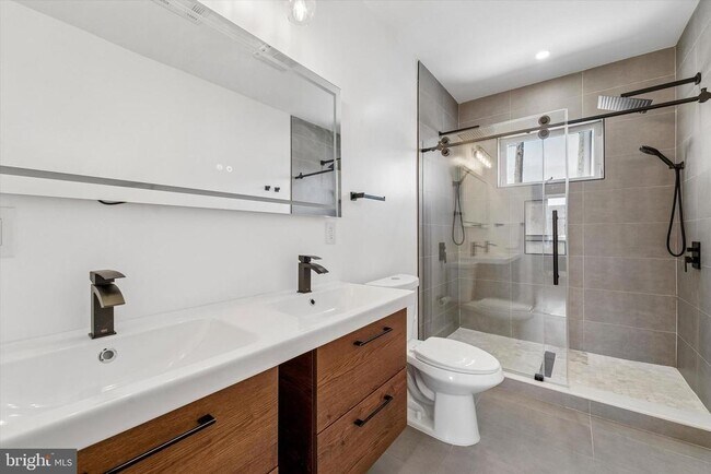 Building Photo - 2565 Tulip St