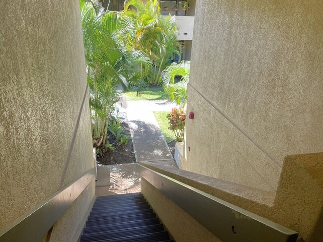 Building Photo - Maui Gardens Unfurnished 1BR/1BA End Unit Available