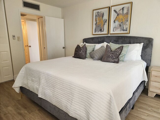 Building Photo - 2 bedroom furnished condo in Oceans Seven ...