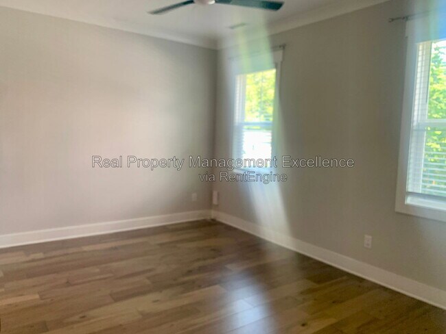 Building Photo - 443 Como Dr