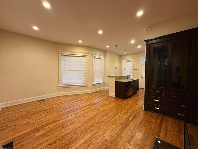 Building Photo - 815 Neil Ave