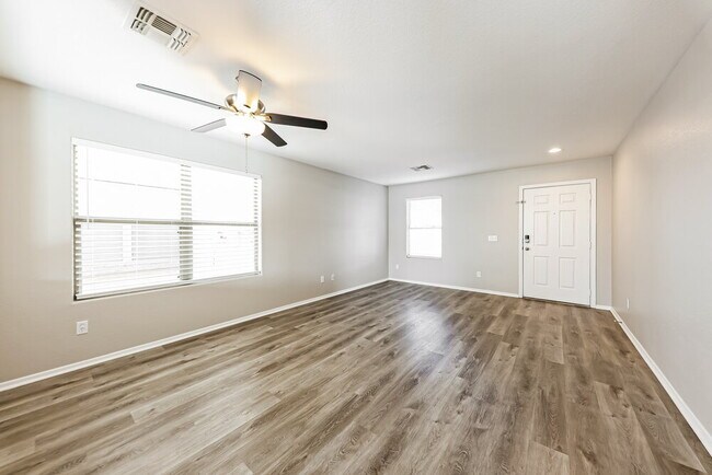 Building Photo - 973 E Doris St