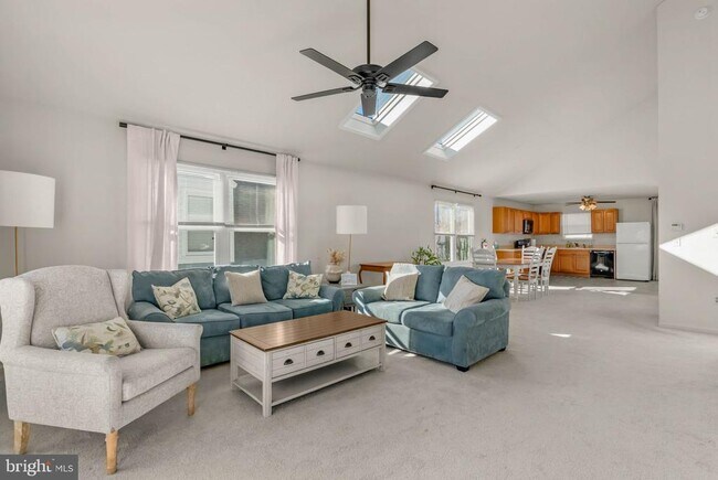 Building Photo - 413 W Beach Ave