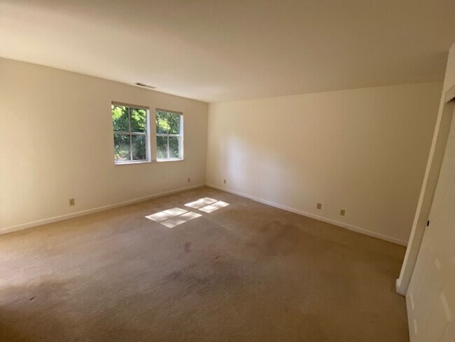 Building Photo - 15 Glen Lake Dr