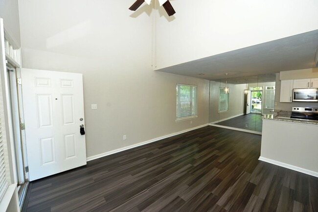 Building Photo - Community Clubhouse, exercise room & pool!