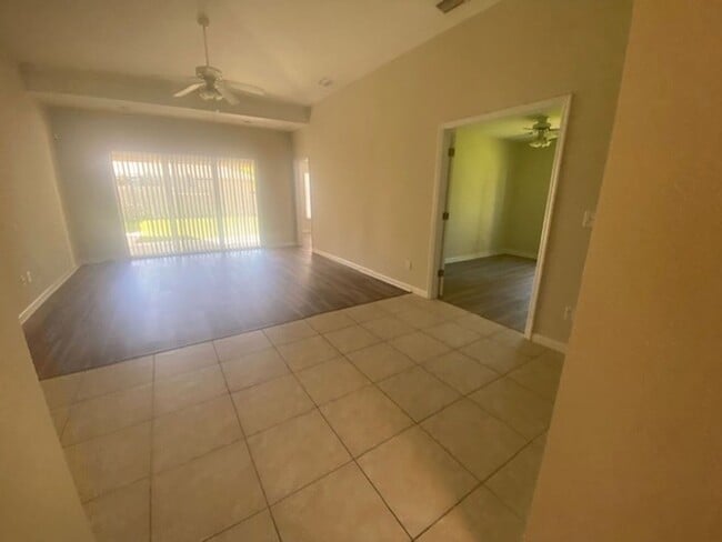 Building Photo - Great 3/2/1 duplex with a private driveway and entrance!  Partially fenced yard! Must see!